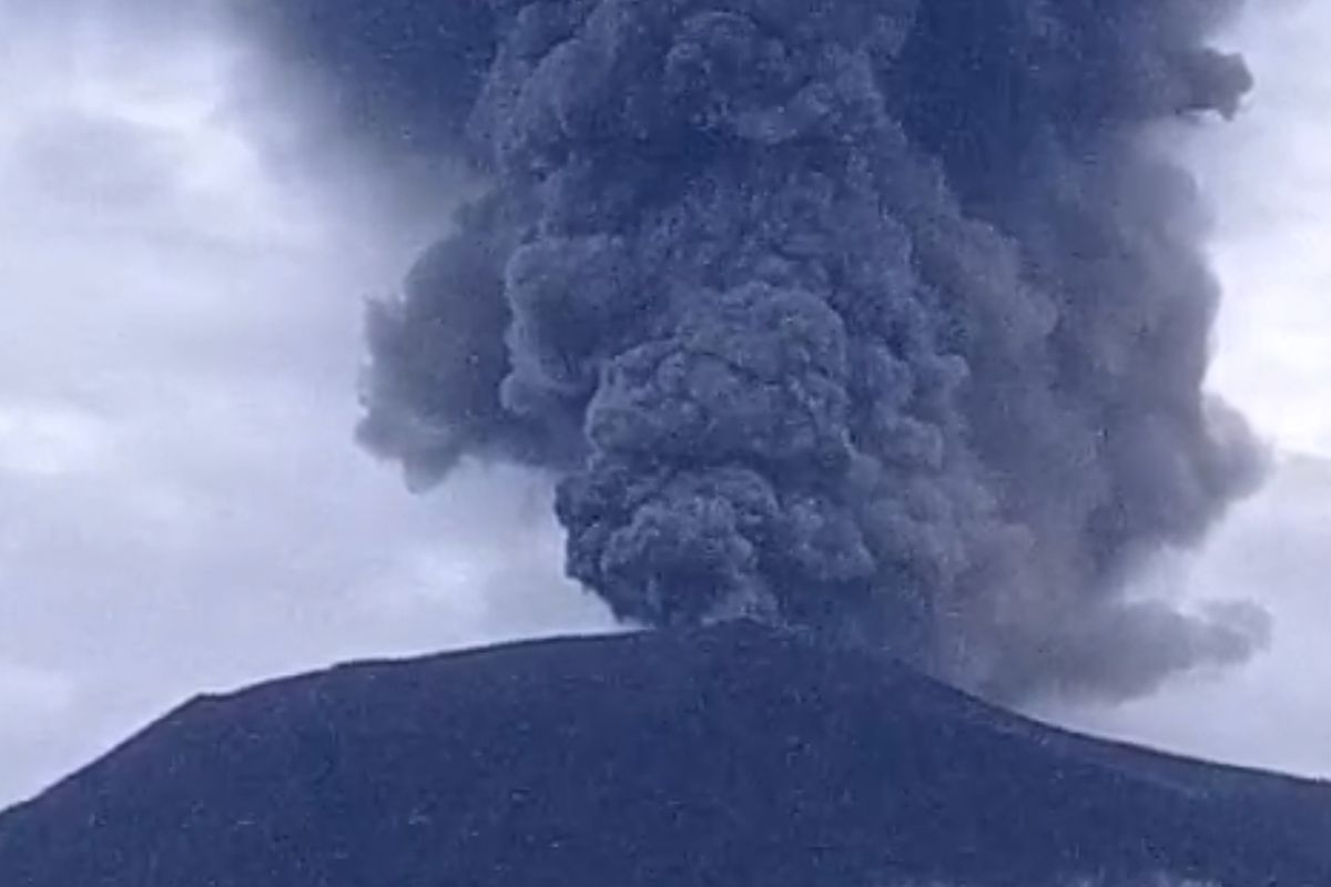 Gunung Marapi Meletus: Abu Vulkanik Melambung 1.600 Meter, Status Waspada Ditetapkan